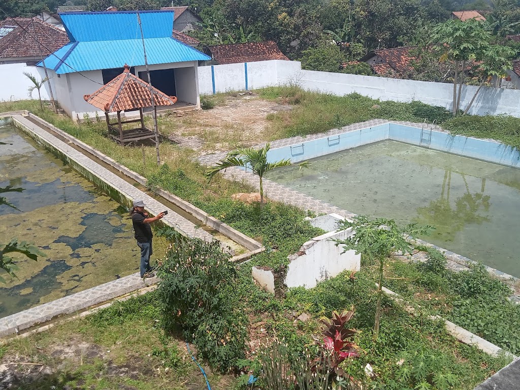 Kolam renang yang pembangunannya menggunakan keuangan negara di Dusun Mundu, Desa/Kecamatan Gemarang, Kabupaten Madiun, Jawa Timur mangkrak. Foto: Nofika D.Nugroho/Neumedia.id