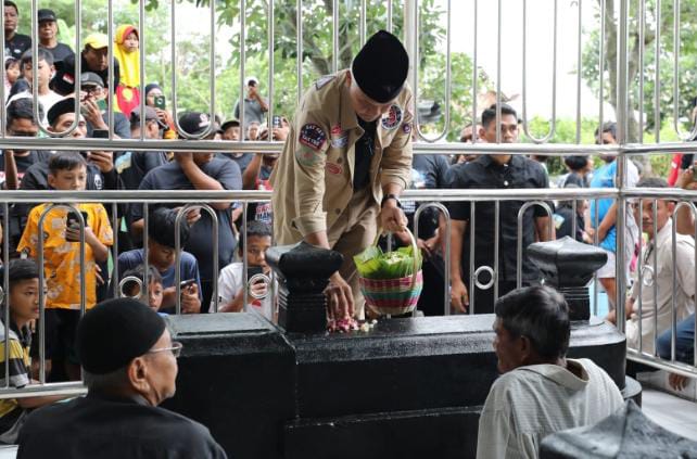 Capres nomor urut 3 Ganjar Pranowo ziarah ke makam Eyang Suro, pendiri pencak silat aliran Setia Hati di Kota Madiun. Foto: TPN Ganjar Pranowo-Mahfud