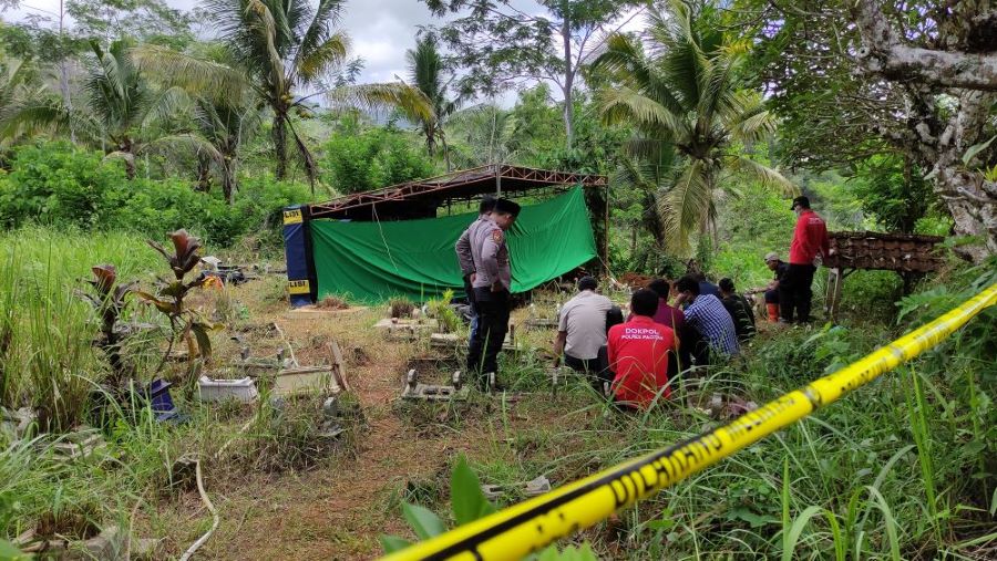 Penyidik Satreskrim Polres Pacitan sedang membongkar makam MRS, seorang remaja yang meninggal karena diduga diracun, Kamis (12/1/2024). Foto: Ist