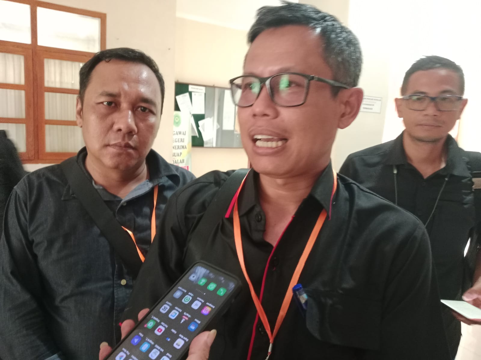 Sekretaris Badan Bantuan Hukum dan Advokasi Rakyat DPD PDI Perjuangan Jawa Timur Wakit Nurohman saat di PN Kota Madiun, Jawa Timur, Kamis (11/1/2024). Foto: Ist