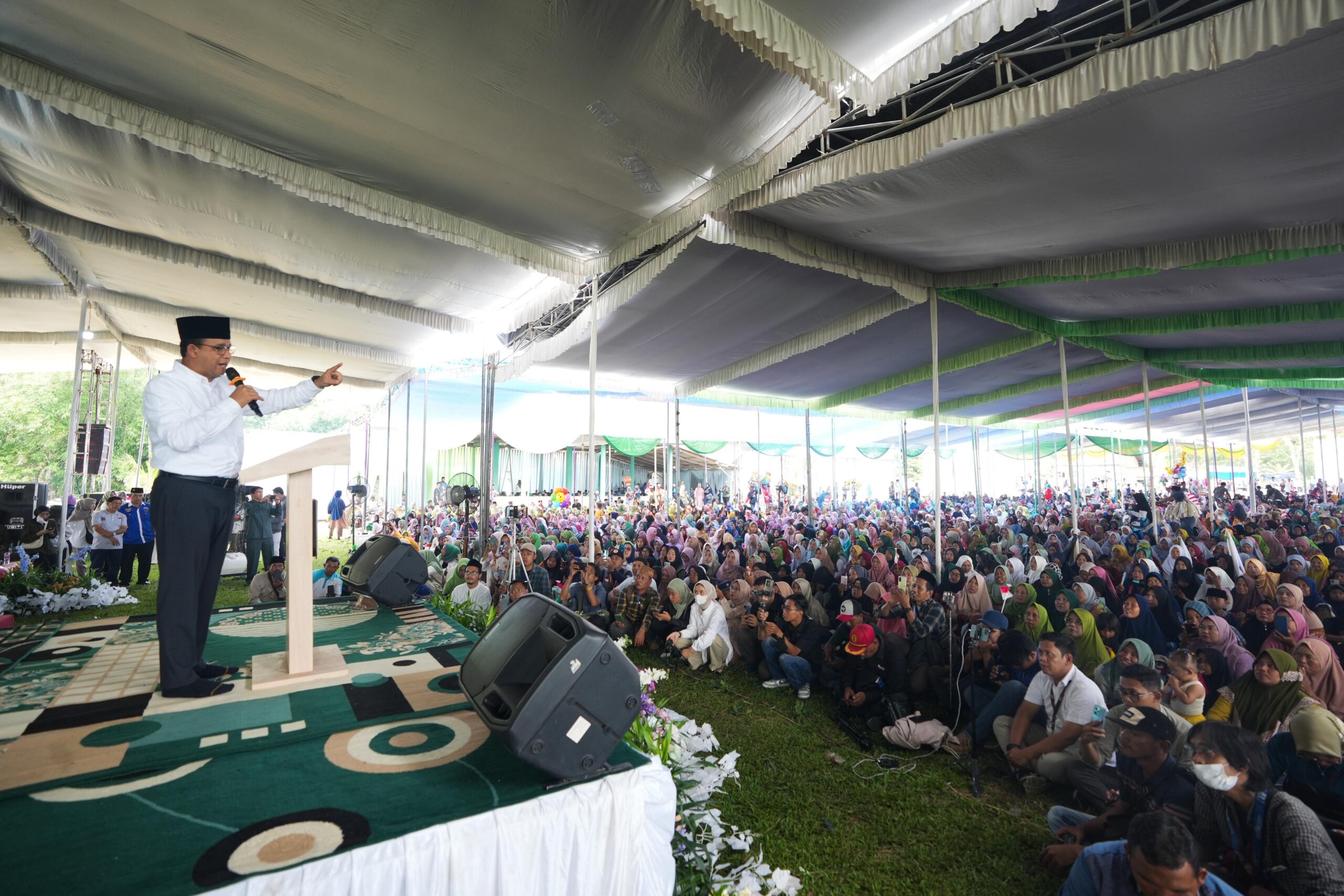 Capres nomor urut 1 Anies Baswedan menghadiri acara Haul Akbar KH Abdul Chalim & KH Maksum di Lampung Timur, Minggu (14/1/2024). Foto: Timnas Amin