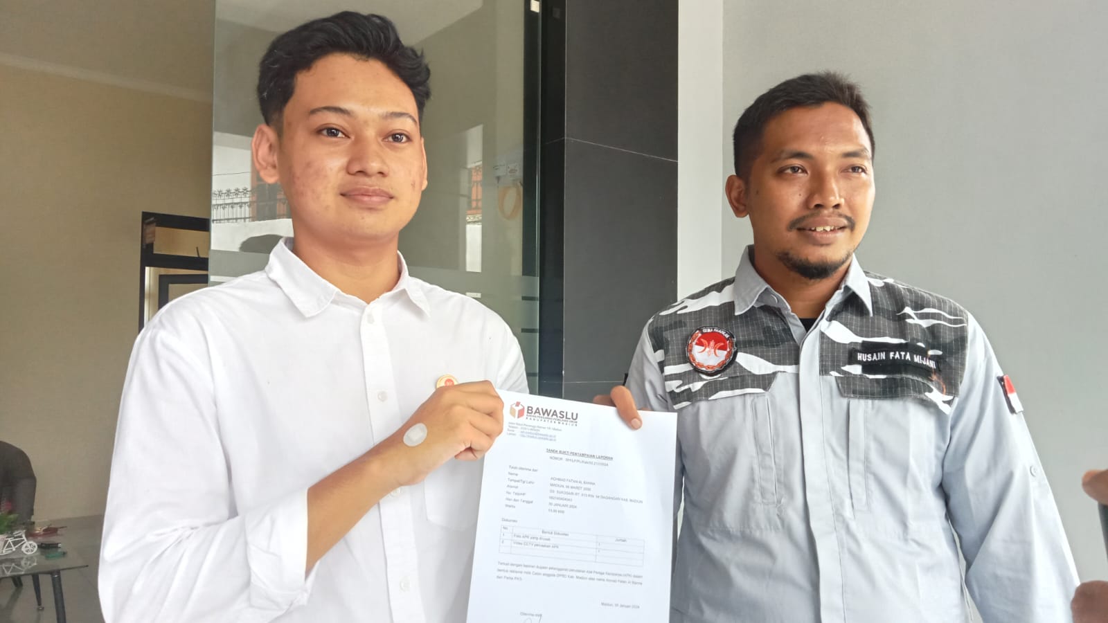 Ahmad Fata Nabana, calon anggota legislatif (Caleg) DPRD Kabupaten Madiun dari Partai Keadilan Sejahtera (PKS) menunjukkan surat dari Bawaslu atas laporannya tentang perusakan APK, Selasa (30/1/2024). Foto: Bormanto/Neumedia.id