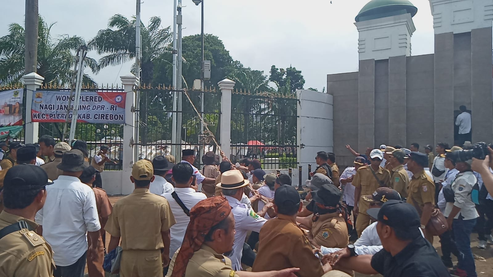 Aksi unjuk rasa oleh Asosiasi Kepala Desa (APDESI) di Gedung DPR/MPR Senayan, Jakarta Pusat pada Rabu (31/1/2023) berakhir ricuh. Foto: Ist