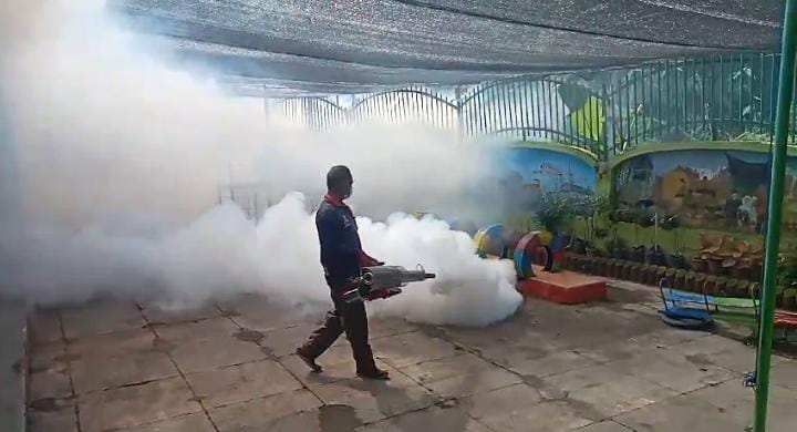 Petugas Dinas Kesehatan Kabupaten Madiun, Jawa Timur melakukan fogging atau pengasapan di wilayah Desa Bukur, Kecamatan Jiwan, Rabu (31/1/2024) pagi. Foto: Bormanto/Neumedia.id