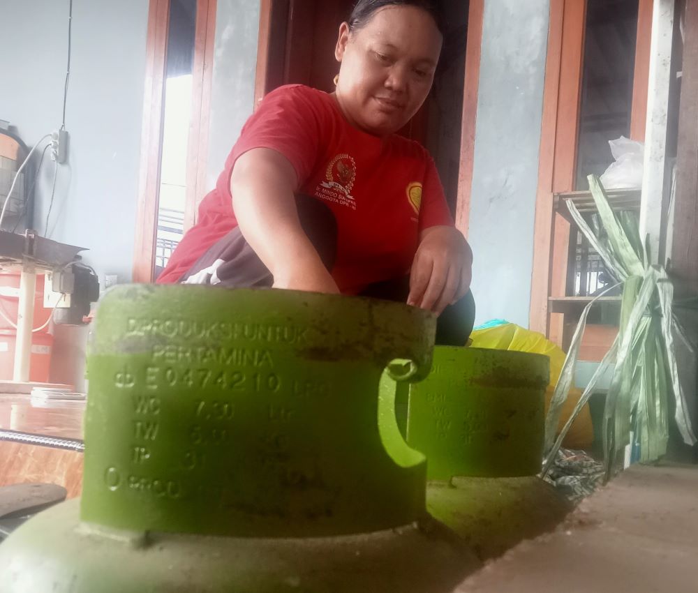 Seorang warga sedang mengambil elpiji kemasan 3 kilogram untuk digunakan memasak di rumahnya. Foto: Neumedia.id/Nofika D.Nugroho