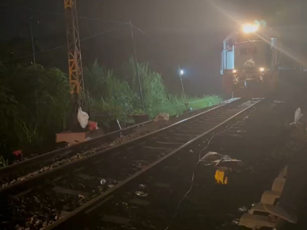 Kereta api sedang melintas dengan kecepatan terbatas jalur yang sebelumnya menjadi lokasi anjloknya lokomotif kereta Pandulangan di Stasiun Tanggulangin, Sidoarjo, Jawa Timur. Foto: PT KAI (Persero)