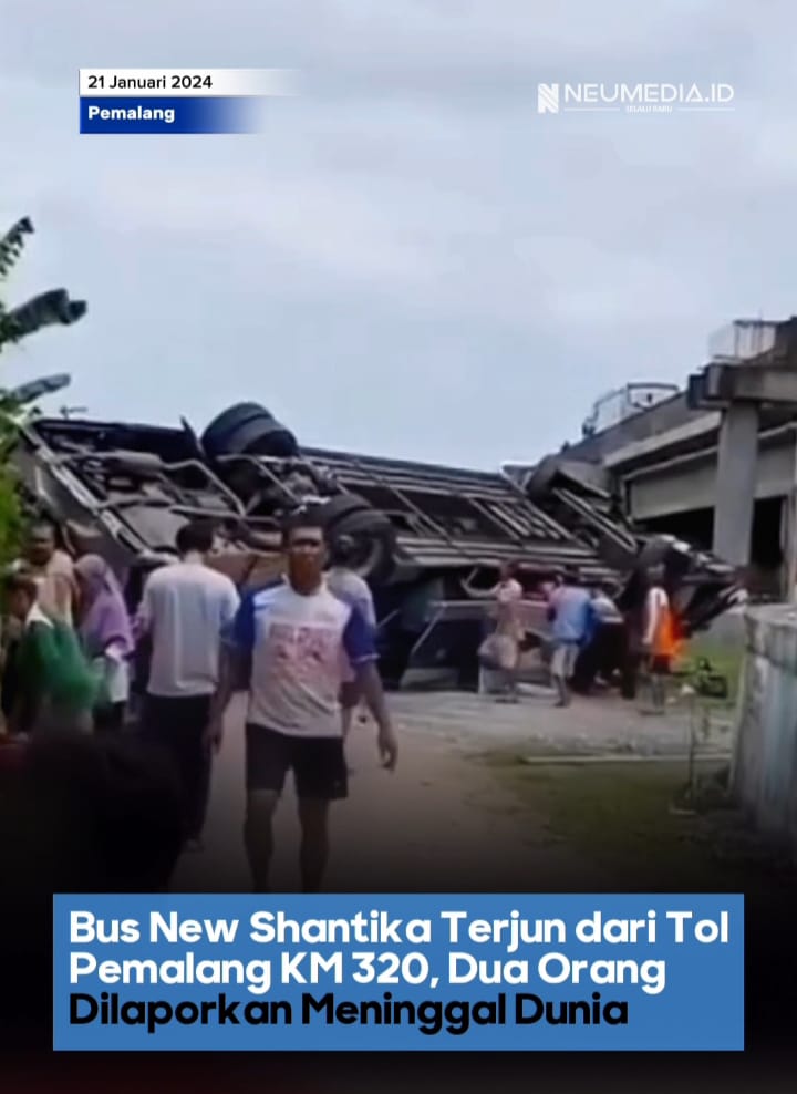 Satu unit bus New Shantika ringsek setelah terjun bebas dari ruas tol KM 320 yang masuk wilayah Kabupaten Pemalang, Jawa Tengah, Minggu (21/1/2024). Dua orang meninggal akibat peristiwa itu. Foto: konten medsos Neumedia.id