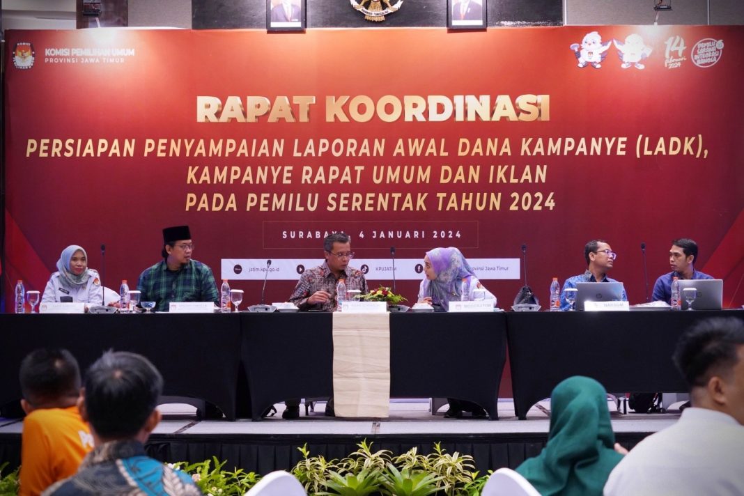 Rapat koordinasi penyampaian Laporan Awal Dana Kampanye (LADK), kampanye rapat umum dan iklan yang diadakan KPU Jatim di salah satu hotel di Surabaya, Kamis, 4 Januari 2024. Foto: KPU Jatim