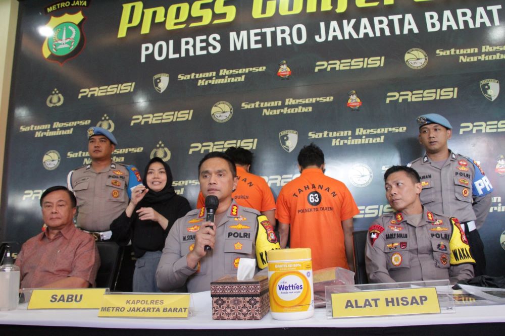 Kapolres Metro Jakarta Barat Kombes M Syahduddi saat konferensi pers kasus dugaan penyalahgunaan narkoba di Polres Metro Jakarta Barat, Jumat (12/1/2024). Foto: Ist