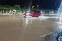 Jalur alternatif Madiun-Caruban di Kelurahan Pilangbango, Kecamatan Kartoharjo, Kota Madiun tertutup banjir, Minggu (25/2/2023) malam. Foto: Ist