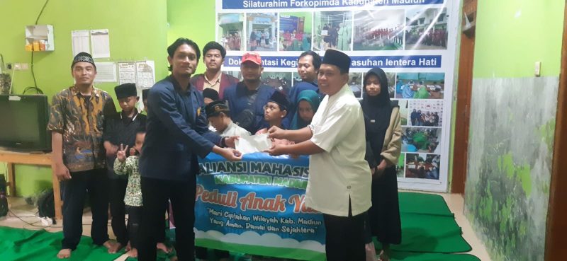 Aliansi Mahasiswa Kabupaten Madiun, menyambangi para anak yatim piatu di Yayasan Panti Asuhan Lentera Hati, Desa Sewulan, Kecamatan Dagangan, Kabupaten Madiun. Foto : Ist