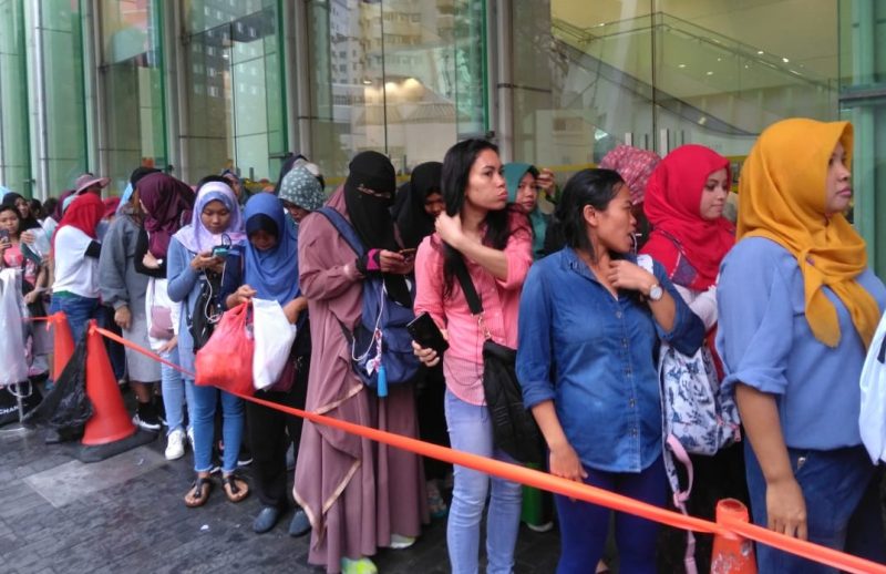 Sejumlah Pekerja Migran Indonesia di Hong Kong sedang mengantre untuk melakukan pemungutan suara pemilu. Foto: Migrant Care