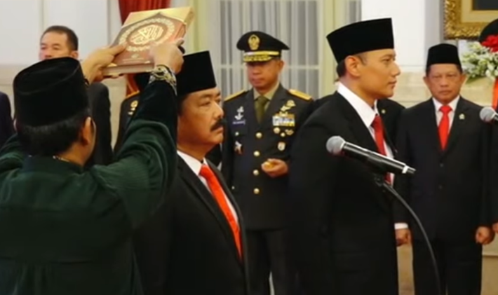 Presiden Joko Widodo (Jokowi) resmi melantik Hadi Tjahjanto menjadi Menko Polhukam dan  Agus Harimurti Yudhoyono (AHY) menjadi Menteri ATR BPN