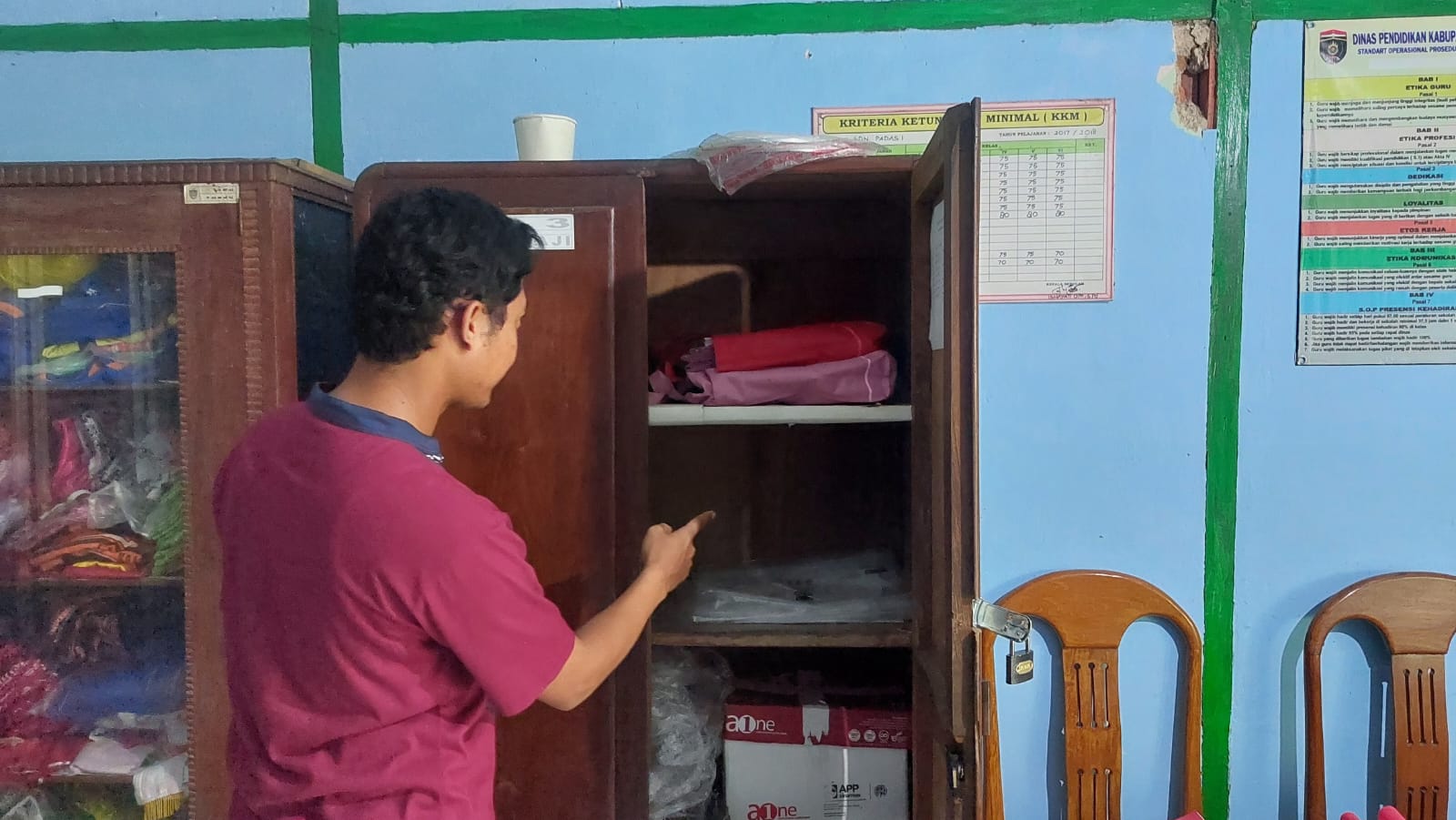 Petugas SDN Padas 1, Kabupaten Ngawi, Jawa Timur menunjukkan lemari yang kosong setelah laptop milik sekolah digondol maling, Rabu (7/2/2024). Foto: Fat/Neumedia.id