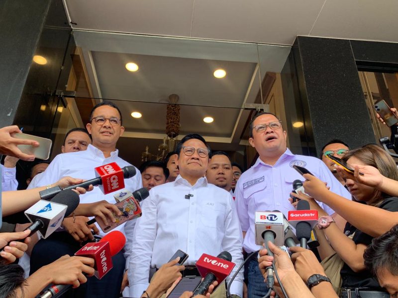 Anies-Muhaimin bersama Tim Hukum Amin di Jakarta, Selasa (20/2/2024). Foto: Neumedi.id