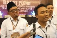 Ketua Bawaslu Kota Madiun Wahyu Sesar Sulistyo Nugroho memberikan keterangan kepada awak media. Foto : Neumedia.id/Bormanto