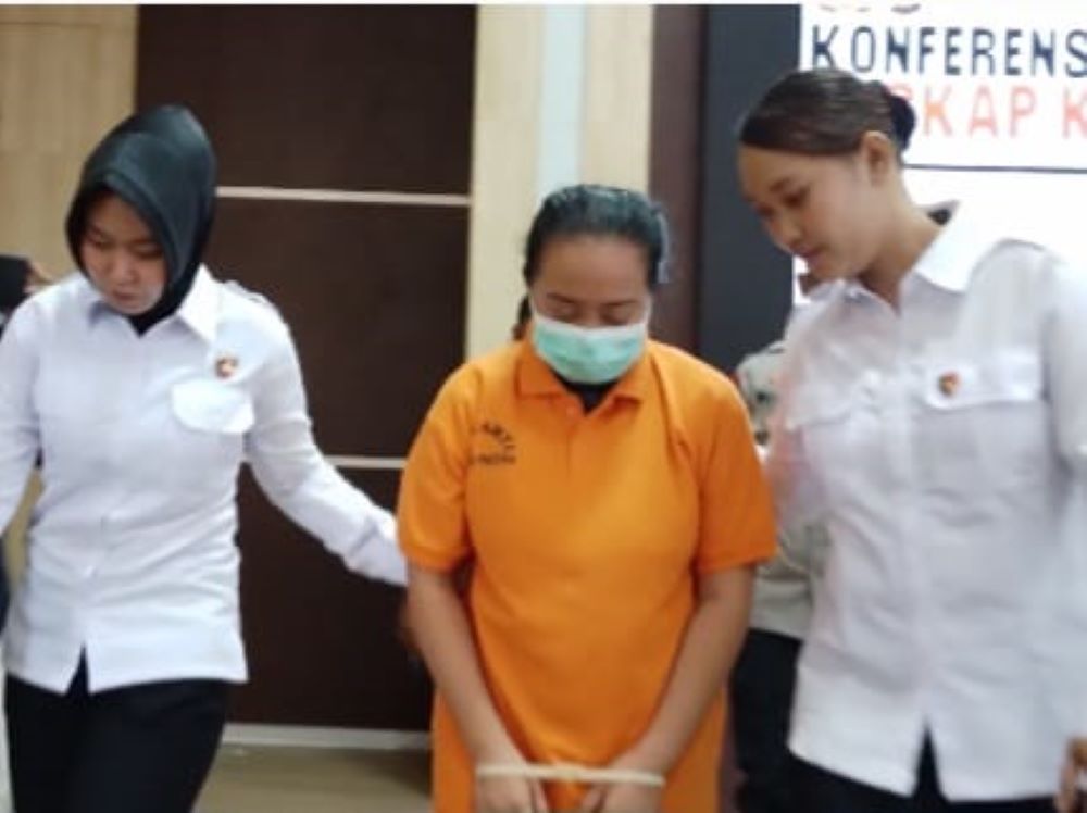 Ayu Vindi Antika (26), tersangka kasus pembunuhan berencana menggunakan racun sianida saat digelandang anggota Polres Pacitan. Foto: Ist