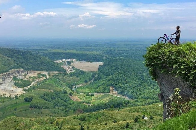 Panoroma di kawasan Gunung Bayangkaki, Desa Temon, Kecamatan Sawoo, Kabupaten Ponorogo. Foto: instagram.com @pesonabayangkaki repost@ravendraa