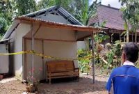 Rumah warga di Desa/Kecamatan Bringin, Kabupaten Ngawi yang menjadi lokasi kematian Suminten dipasangi garis polisi. Foto: Ist