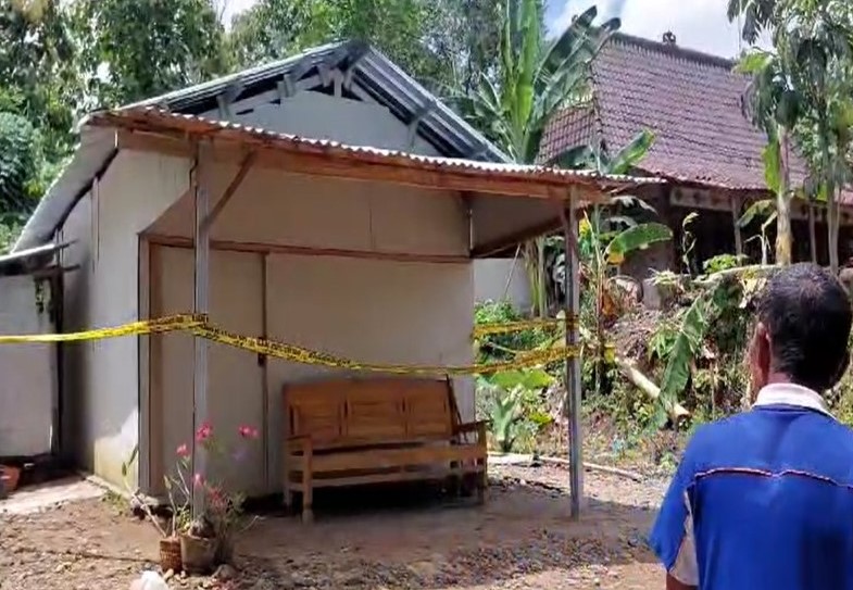 Rumah warga di Desa/Kecamatan Bringin, Kabupaten Ngawi yang menjadi lokasi kematian Suminten dipasangi garis polisi. Foto: Ist