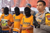 Kapolres Madiun AKBP Muhammad Ridwan saat memberikan keterangan pers kasus perampokan truk boks bermuatan rokok senilai Rp3,1 miliar di Mapolres Madiun, Sabtu (2/3/2024). Foto: Neumedia.id/Bormanto