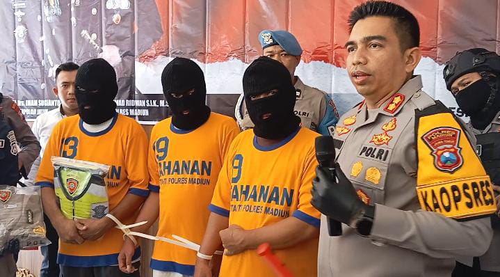 Kapolres Madiun AKBP Muhammad Ridwan saat memberikan keterangan pers kasus perampokan truk boks bermuatan rokok senilai Rp3,1 miliar di Mapolres Madiun, Sabtu (2/3/2024). Foto: Neumedia.id/Bormanto