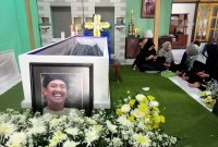 Jenazah Christian Barata Nugraha atau Polo Srimulat saat disemayamkan di rumah duka di Desa Kertosari, Geger, Kabupaten Madiun, Kamis (7/3/2024). Foto: Neumedia.id/Nofika