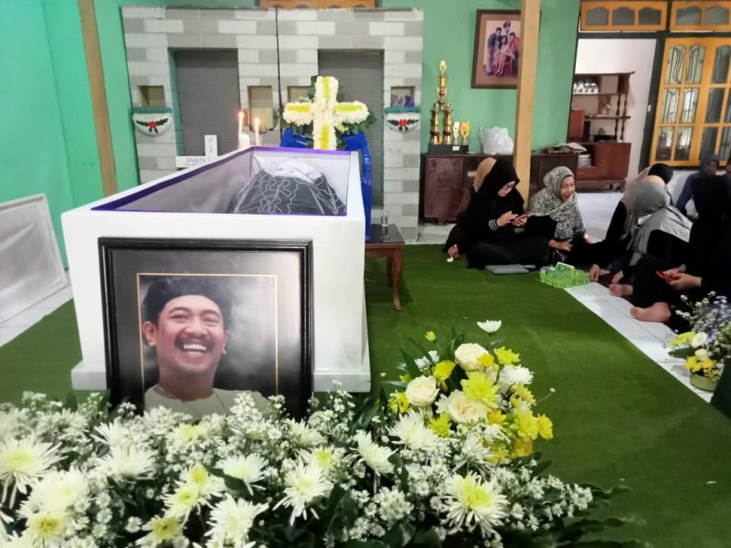 Jenazah Christian Barata Nugraha atau Polo Srimulat saat disemayamkan di rumah duka di Desa Kertosari, Geger, Kabupaten Madiun, Kamis (7/3/2024). Foto: Neumedia.id/Nofika