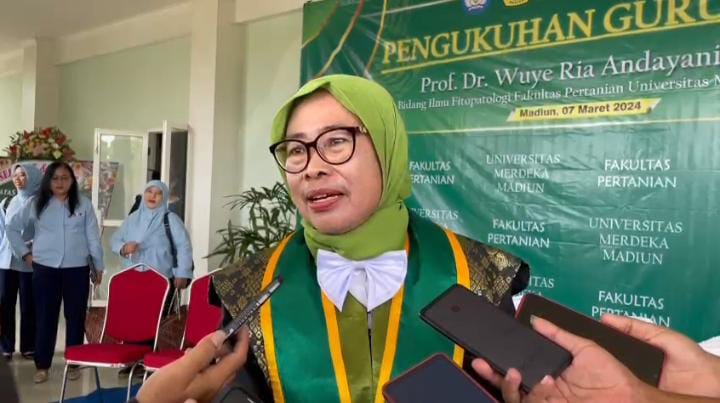 Prof. Dr. Ir. Wuye Ria Andayanie, M.P dosen Unmer Madiun yang baru dikukuhkan sebagai guru besar fakultas pertanian. Foto: Bormanto/Neumedia.id