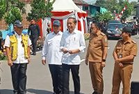 Presiden Joko Widodo (tengah) bersama Menteri PUPR Basuki Hadimuljono (kiri), Menteri Pertahanan Prabowo Subianto (dua dari kiri), Pj Gubernur Jatim Adhy Karyono (dua dari kanan) dan Pj Bupati Madiun Tontro Pahlawanto di lokasi peremian proyek Inpres jalan di jalan raya Dungus-Kota Madiun, Jumat (8/3/2024). Foto: Neumedia.id/Nofika