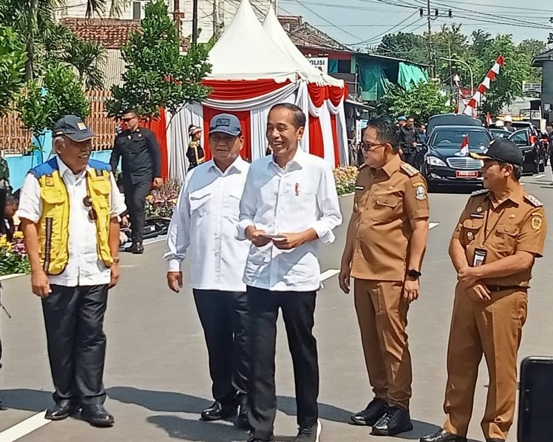 Presiden Joko Widodo (tengah) bersama Menteri PUPR Basuki Hadimuljono (kiri), Menteri Pertahanan Prabowo Subianto (dua dari kiri), Pj Gubernur Jatim Adhy Karyono (dua dari kanan) dan Pj Bupati Madiun Tontro Pahlawanto di lokasi peremian proyek Inpres jalan di jalan raya Dungus-Kota Madiun, Jumat (8/3/2024). Foto: Neumedia.id/Nofika