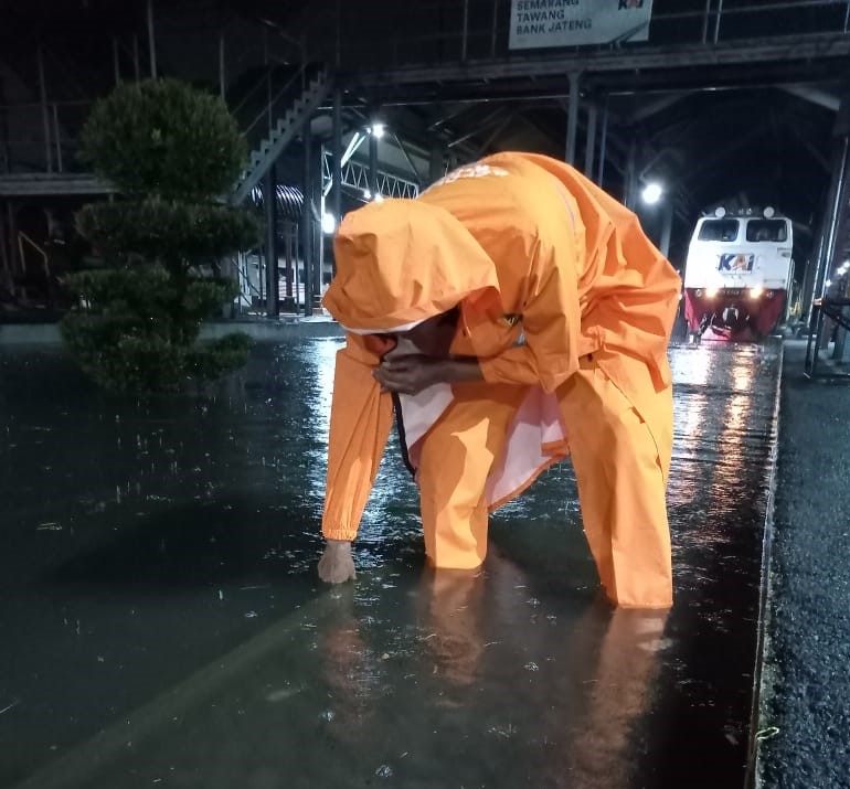 Banjir di Semarang mengakibatkan perjalanan kereta api terganggu. Foto: PT KAI