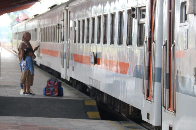 Calon penumpang saat hendak naik kereta api di Statiun Madiun. Foto: PT KAI Daop 7 Madiun