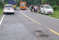 suasana jalan raya Ngawi-Solo yang menjadi lokasi kecelakaan maut, Sabtu (16/3/2024) siang. Foto: Ist