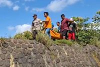 Petugas kepolisian bersama warga mengevakuasi jasad pemuda yang ditemukan mengambang di dam sungai wilayah Kabupaten Ngawi, Jawa Timur. Foto: Neumedia.id/Fatihah