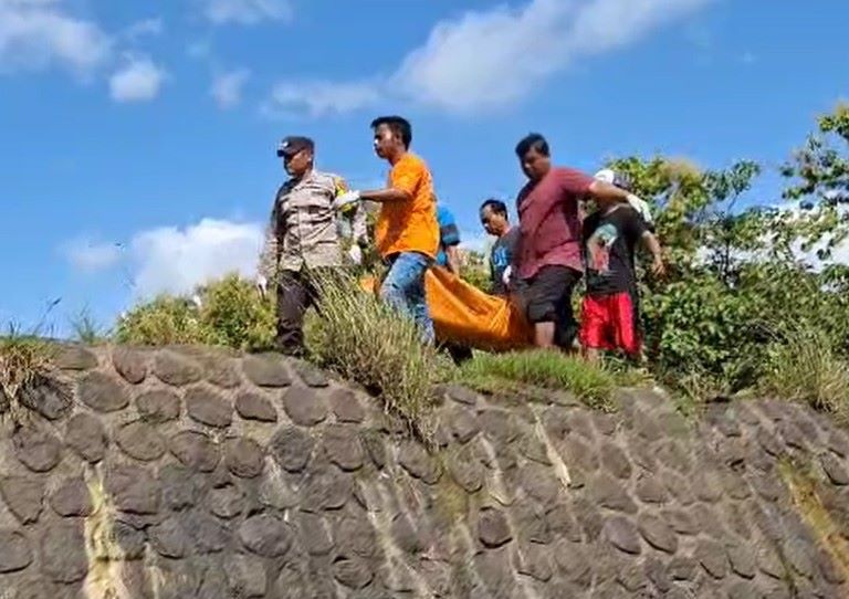 Petugas kepolisian bersama warga mengevakuasi jasad pemuda yang ditemukan mengambang di dam sungai wilayah Kabupaten Ngawi, Jawa Timur. Foto: Neumedia.id/Fatihah