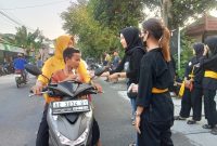 Pembagian takjil gratis oleh pendekar Persaudaraan Setia Hati Winongo (PSHW) Tunas Muda Sub Ranting Desa Bukur, Jiwan, Kabupaten Madiun, Minggu (31/3/2024). Foto: Neumedia.id/Bormanto