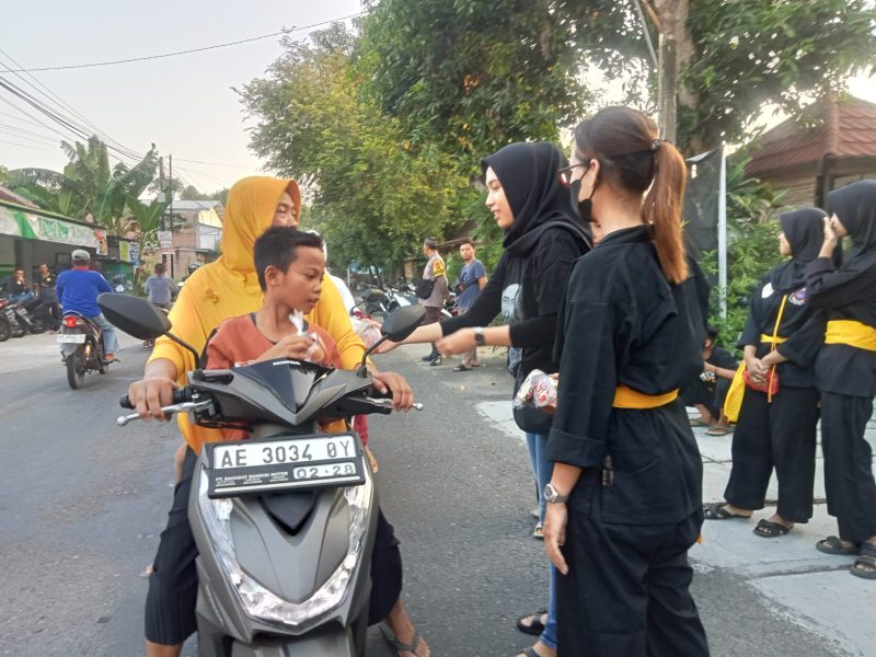 Pembagian takjil gratis oleh pendekar Persaudaraan Setia Hati Winongo (PSHW) Tunas Muda Sub Ranting Desa Bukur, Jiwan, Kabupaten Madiun, Minggu (31/3/2024). Foto: Neumedia.id/Bormanto