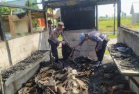 Aparat kepolisian saat melakukan evakuasi barang di warung yang terbakar di Magetan. Foto: ist