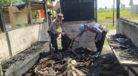 Aparat kepolisian saat melakukan evakuasi barang di warung yang terbakar di Magetan. Foto: ist