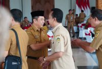 Pj Bupati Madiun Tontro Pahlawanto saat halalbihalal di Pendopo Ronggo Djumeno, Kabupaten Madiun, Selasa (16/4/2024). Foto: Ist