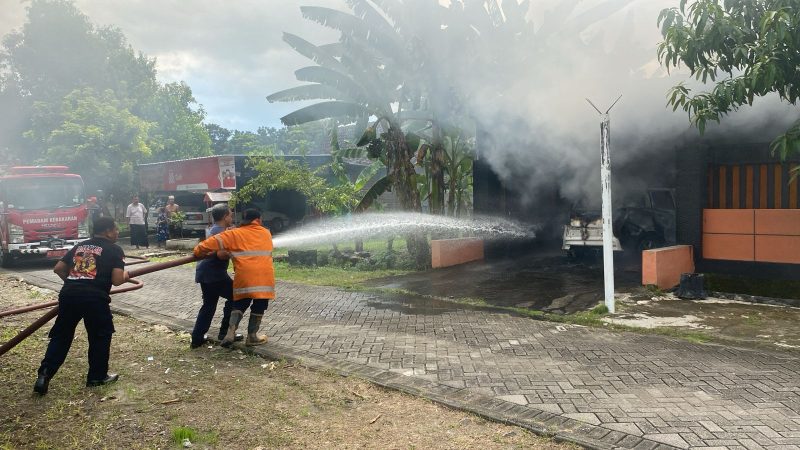 Petugas Pemadam Kebakaran sedang melakukan penyiraman ke mobil Datsun Go yang terbakar saat diparkir di garasi rumah di Ngawi, Kamis (18/4/2024). Foto: Neumedia.id/Fatihah