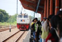 Suasana di Stasiun Madiun saat musim arus mudik dan balik Lebaran. Foto: ist