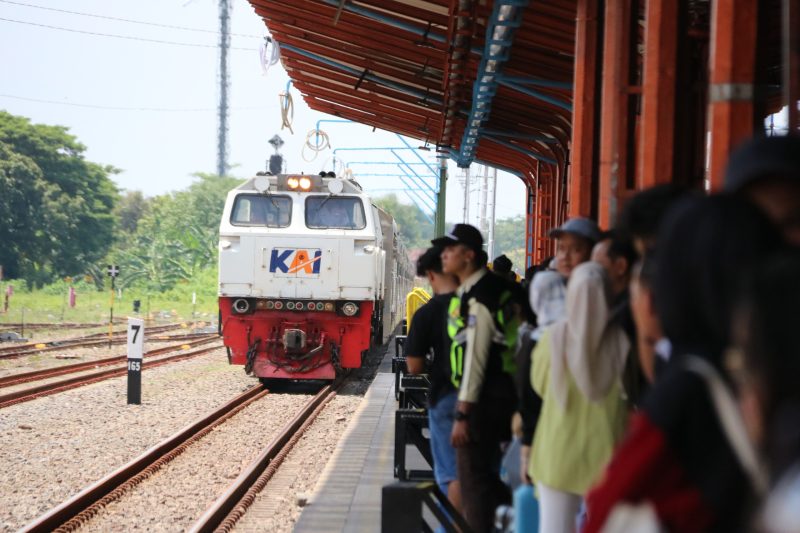 Suasana di Stasiun Madiun saat musim arus mudik dan balik Lebaran. Foto: ist