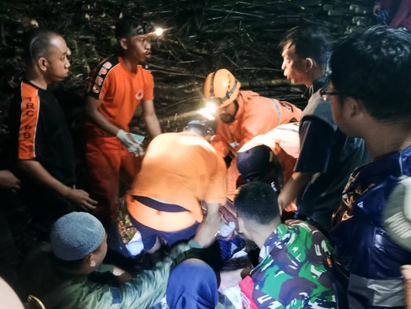 Petugas gabungan sedang mengevakuasi korban yang tertimpa rumpun bambu di Kabupaten Magetan, Minggu (21/4/2024) sore. 