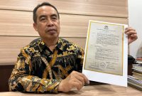 Hari Wuryanto menunjukkan surat dari DPP Partai Golkar yang menugaskannya sebagai Calon Bupati Madiun dalam Pilkada serentak 2024. Foto: Neumedia.id/Bormanto