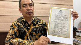 Hari Wuryanto menunjukkan surat dari DPP Partai Golkar yang menugaskannya sebagai Calon Bupati Madiun dalam Pilkada serentak 2024. Foto: Neumedia.id/Bormanto