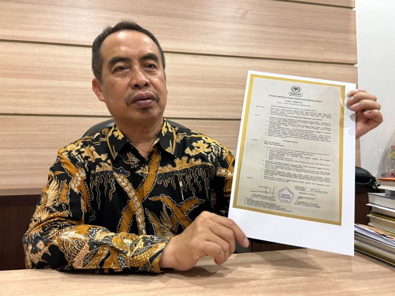 Hari Wuryanto menunjukkan surat dari DPP Partai Golkar yang menugaskannya sebagai Calon Bupati Madiun dalam Pilkada serentak 2024. Foto: Neumedia.id/Bormanto