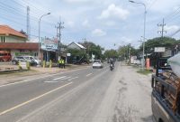 Suasana lokasi kejadian kecelakaan lalu lintas yang mengakibatkan dua korban meninggal dunia di jalan raya Madiun - Ponorogo. Lokasi tepatnya di depan Rumah Sakit Dolopo, Kabupaten Madiun, Rabu (24/4/2024). Foto: Ist