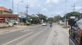 Suasana lokasi kejadian kecelakaan lalu lintas yang mengakibatkan dua korban meninggal dunia di jalan raya Madiun - Ponorogo. Lokasi tepatnya di depan Rumah Sakit Dolopo, Kabupaten Madiun, Rabu (24/4/2024). Foto: Ist